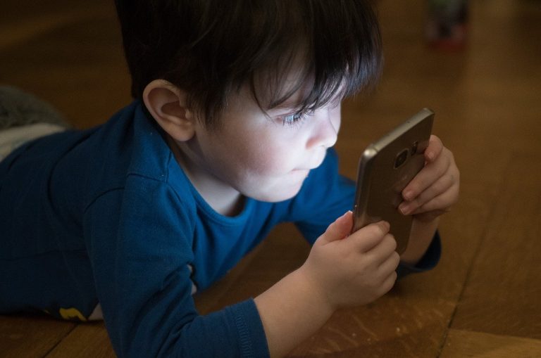Ce se întâmplă cu copiii dependenţi de telefon