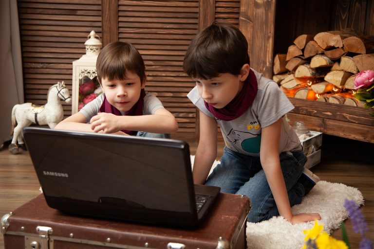 Soluție prin care copiii sunt protejați de conținutul inadecvat de pe YouTube