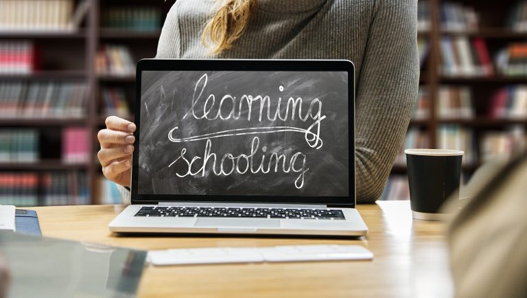 Sunt șanse mici ca școala să înceapă normal la toamnă. Unii elevi vor studia online