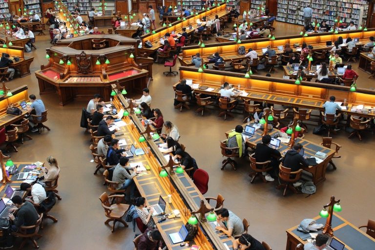 Tinerii din România vor să plece la studii în străinătate, în ciuda pandemiei și a Brexit-ului
