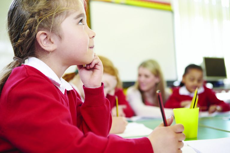 Deschiderea școlilor: Clase de 15 elevi; profesorii, obligatoriu cu măști