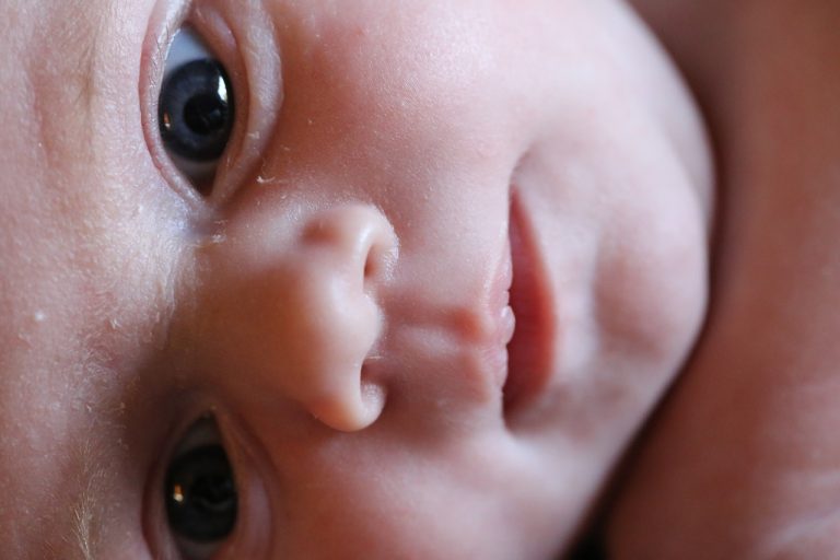 Aproape un sfert dintre mamele sub 18 ani din UE trăiesc în România
