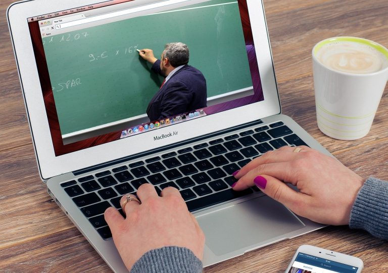 Vești bune! Laptop sau tabletă pentru fiecare elev şi profesor