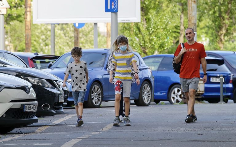 Copiii cu vârste peste 10 ani pot transmite coronavirusul la fel ca adulţii