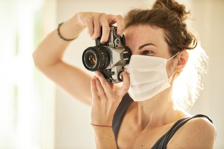 Un român a inventat detectorul de măşti. Cum funcționează aplicaţia care declanşează alerta dacă nu purtăm masca