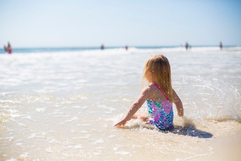 Lecții de educație acvatică gratuite, pe plaja din Mamaia