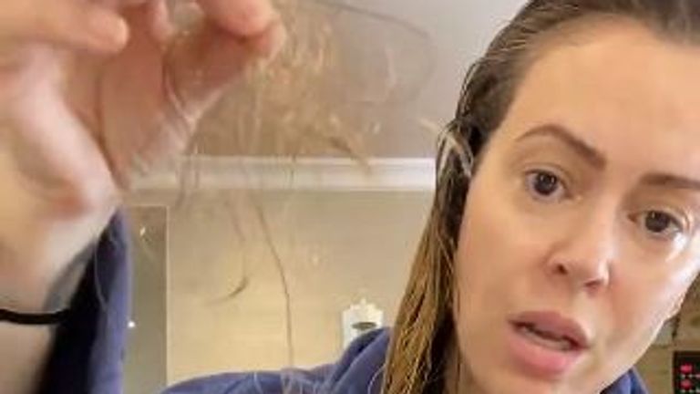 Coronavirus: Actrița Alyssa Milano a arătat fanilor cum i-a afectat COVID-19 părul – VIDEO