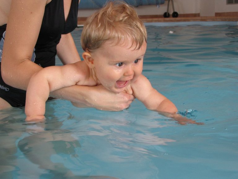 Care sunt avantajele practicării înotului pentru bebeluşi?