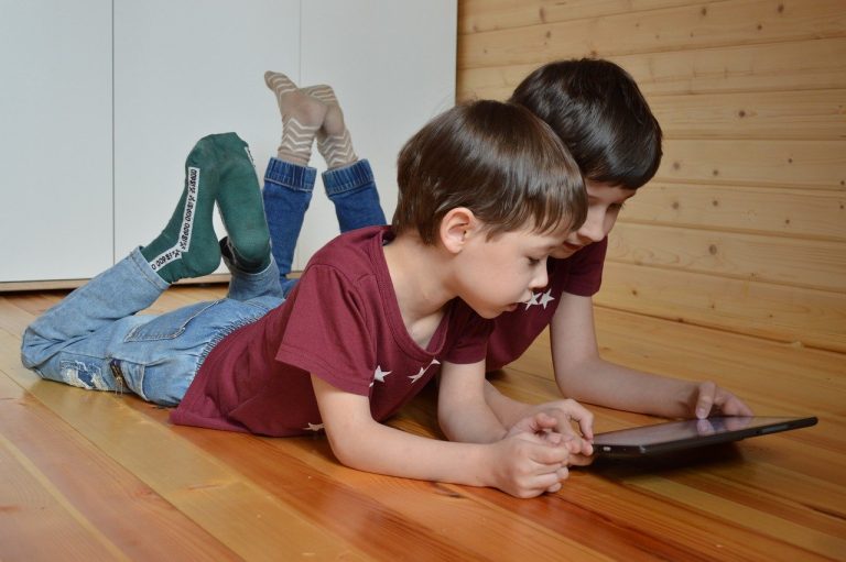 Utilizarea excesivă a tehnologiei, risc major pentru copii în pandemie