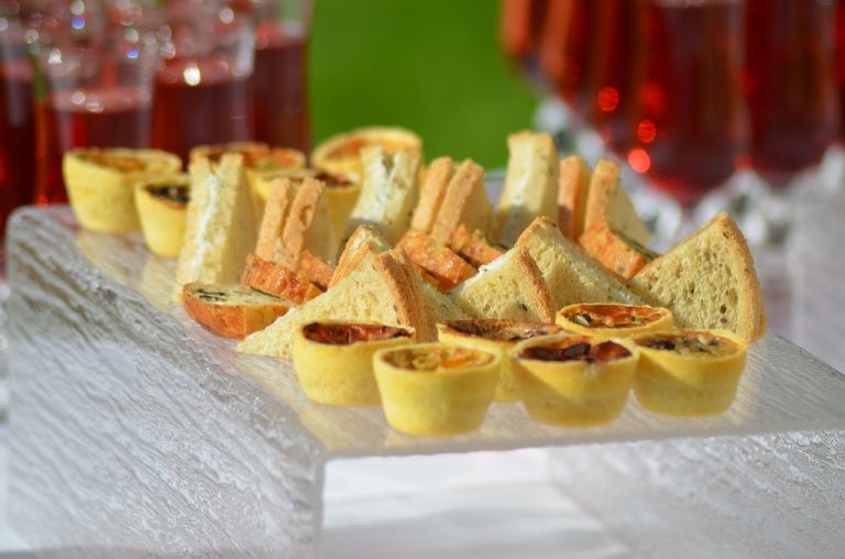 Deliciu în bucătăria franţuzească. Rețetă mini quiche cu legume şi caşcaval
