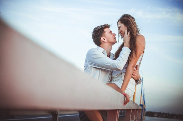 Întâlnirile romantice între parteneri cresc intimitatea