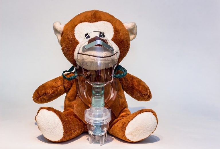 Nebulizatorul – terapia cu aerosoli artificiali. Beneficii pentru cei mici