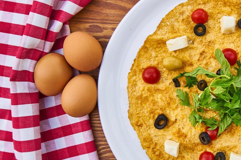 Rețetă mic dejun special: Omletă cu năut şi vinete