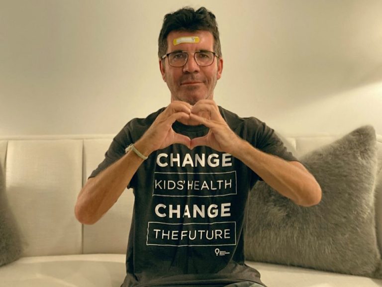 Juratul „X Factor” Simon Cowell, spitalizat de urgență după ce și-a rupt spatele