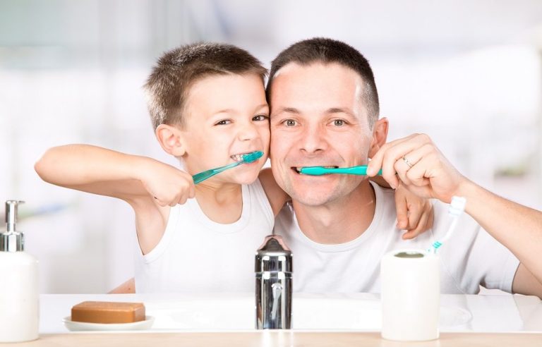 5 metode prin care iti convingi copilul sa se spele pe dinti