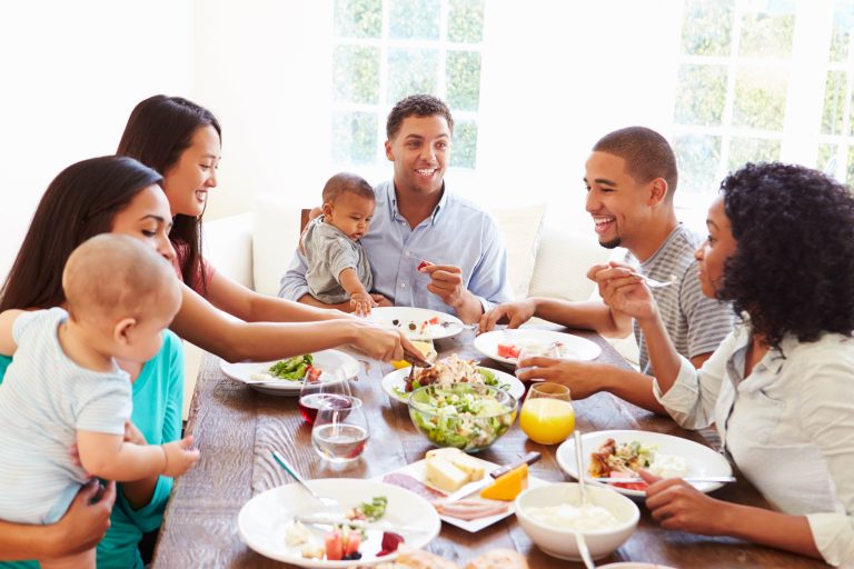 De ce e important să luam masa în familie. 7 avantaje ale acestei activități