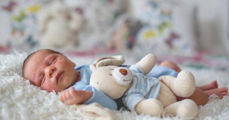 7 factori iritanti pentru pielea bebelusului