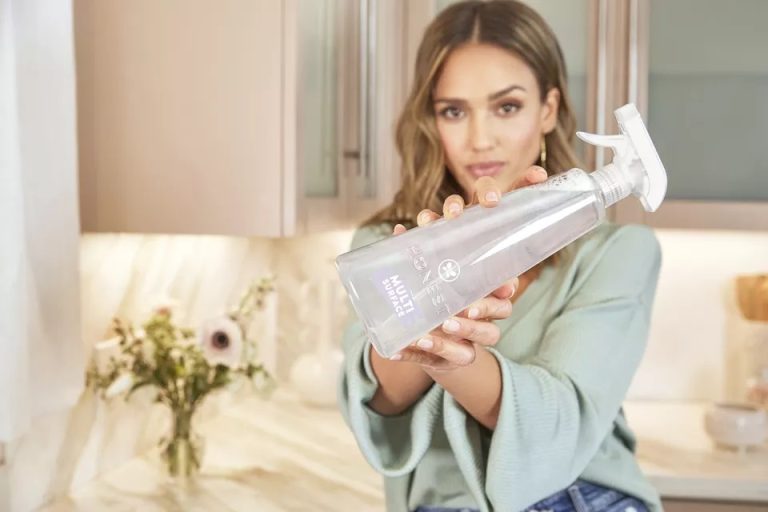 Implică-ți copilul în activitățile casnice. Sfaturile actriței Jessica Alba