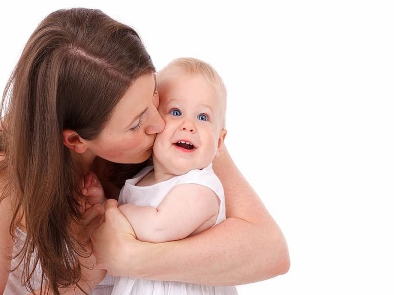 Cu bebe la medic pentru prima data: 7 intrebari esentiale adresate pediatrului