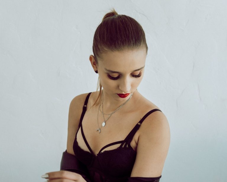 Surprinde-ți bărbatul – te sfătuim cum să arăți elegant și senzual
