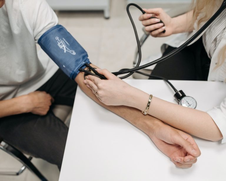3 semne care să te trimită la cardiolog și metode de diagnostic