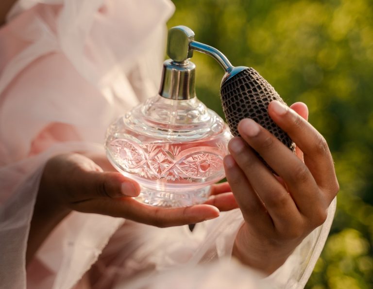Cosmetice și parfumuri de lux cu arome proaspete și provocatoare de vară