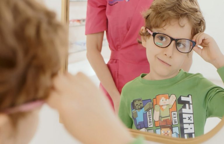 Cum să alegi ochelarii potriviți pentru copilul tău: ghid practic de optică pediatrică.
