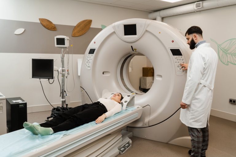 4 lucruri la care să te aștepți dacă urmează să faci un CT cerebral 