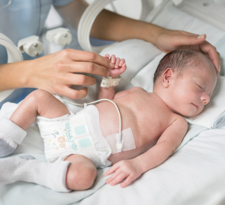 Pampers continuă să fie alături de micii luptători prin donația de scutece Pampers special concepute pentru prematuri 